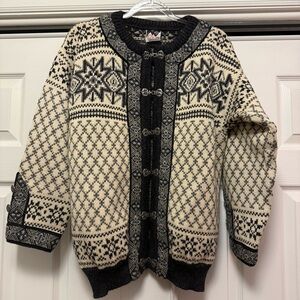 SOLD
Vintage Dale of Norway Metal Clasp Nordic Fair Isle Gray and White